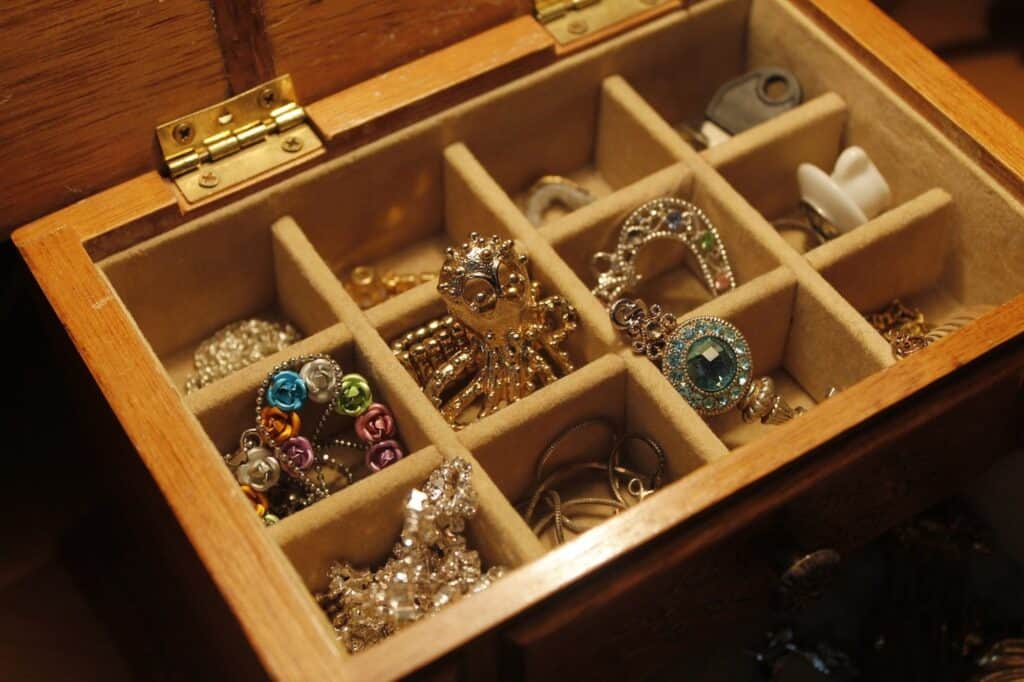 A close up at a jewellery box and jewels